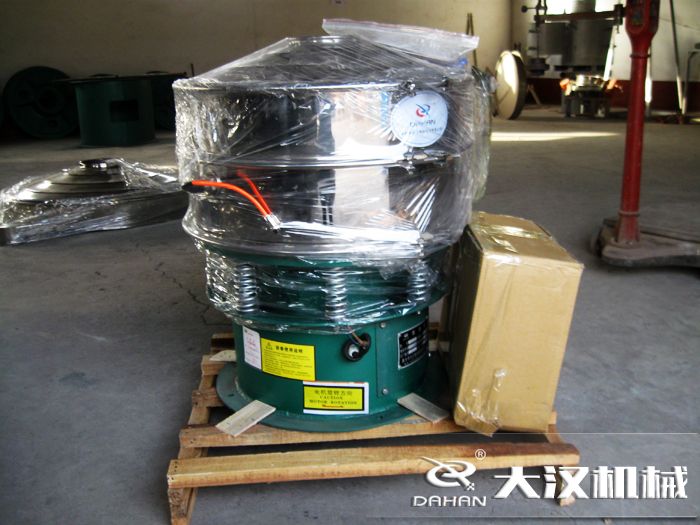 三氯蔗糖粉超聲波振動篩采用不銹鋼+碳鋼材質的產品能夠更好的節(jié)省成本，同時能夠達到想要的篩分效果。