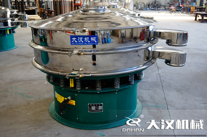 磨料振動篩也是旋振篩，其根據(jù)不同的物料可以成為不同的產(chǎn)品有不同的產(chǎn)品名稱，為了方便用戶的分辨與查找。