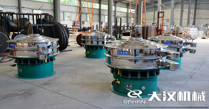 磨料振動篩的工作原理：是由直立電機(jī)作為激振源，用來幫助物料進(jìn)行運(yùn)動并且實(shí)現(xiàn)，理想的分級除雜效果。