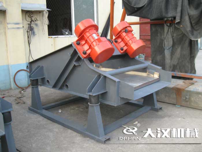 礦用振動(dòng)篩采用優(yōu)質(zhì)的錳鋼材質(zhì)，主要特點(diǎn)就耐磨性強(qiáng)，對(duì)于礦用振動(dòng)篩來(lái)說(shuō)其，耐磨性是非常重要的。