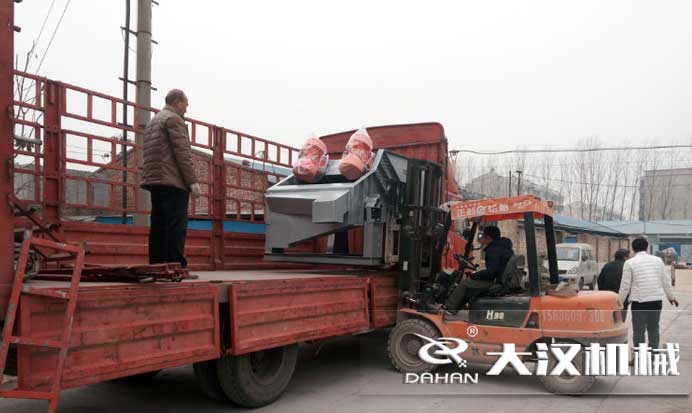 礦用振動篩發(fā)貨中 礦用振動篩發(fā)貨中