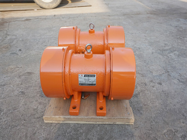 臥式振動(dòng)電機(jī) 臥式振動(dòng)電機(jī)