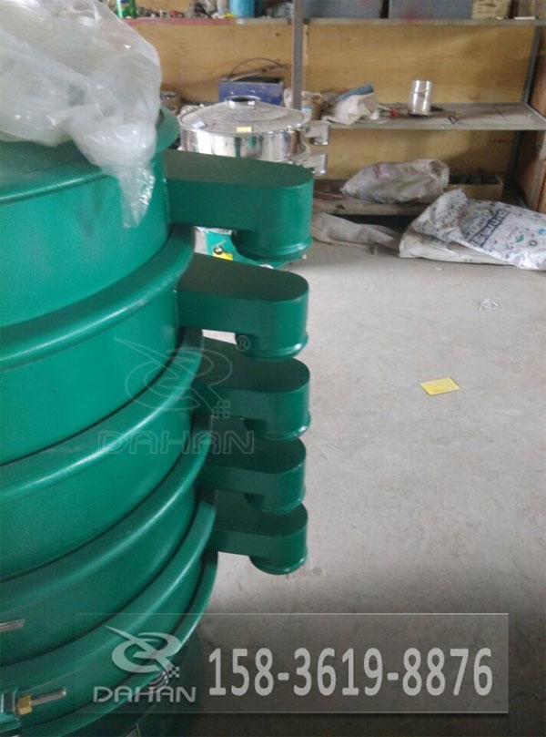 金剛砂分級振動篩出料口 金剛砂分級振動篩出料口