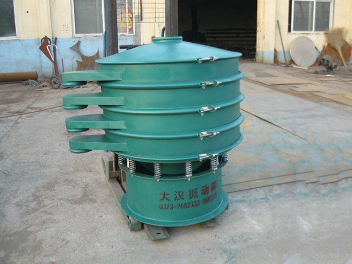 直徑1000型振動篩除了有碳鋼材質其還有不銹鋼+碳鋼，以及全不銹鋼的選擇，用戶可根據(jù)用戶物料的性質不同可進行選擇。