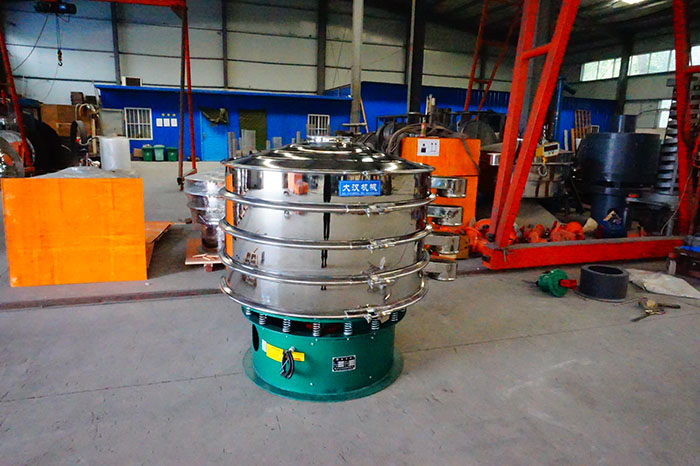 直徑1500mm振動篩是一個四個出料口，三層振動篩框的選震動篩，屬于較大型號的產品。