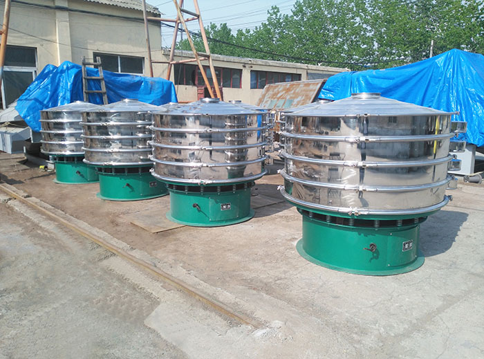 直徑1500mm振動篩特點：該產品的尺寸較大篩分量多。