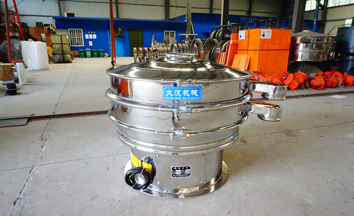 全不銹鋼振動篩采用304不銹鋼材質(zhì)，利用不銹鋼材質(zhì)的耐氧化，防腐蝕的特點(diǎn)，實(shí)現(xiàn)物料的篩分目的。