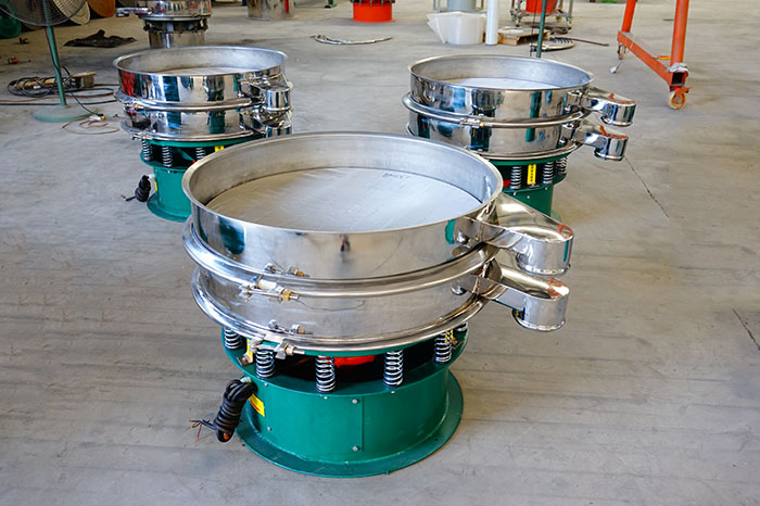 玉米淀粉振動篩分機的特點：產(chǎn)品的振動頻率高，振幅大，可篩分物料比較廣泛，采用304不銹鋼材質，對于物料篩分有一定的優(yōu)勢。