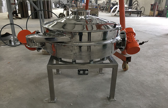 主要采用的是雙振動電機(jī)振動，其振動力比普通振動篩要高，同時采用直泄式的排料方式，很好的解決了堵料塞料的問題。