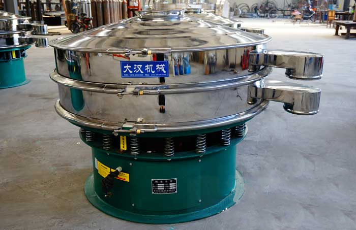 玻璃粉振動(dòng)篩比較常見的材質(zhì)為不銹鋼材質(zhì)，但其碳鋼材質(zhì)的設(shè)備相對(duì)來(lái)說(shuō)其使用壽命不夠長(zhǎng)，對(duì)于一些特殊行業(yè)的物料的篩分也比較有限，所以目前比較受歡迎的材質(zhì)為不銹鋼材質(zhì)。