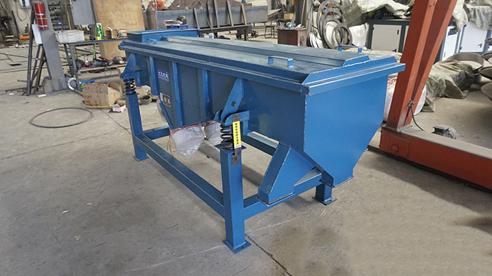 520型直線振動(dòng)篩主要采用的還是304不銹鋼材質(zhì)，能夠?qū)崿F(xiàn)長(zhǎng)久化衛(wèi)生化的物料的篩分。