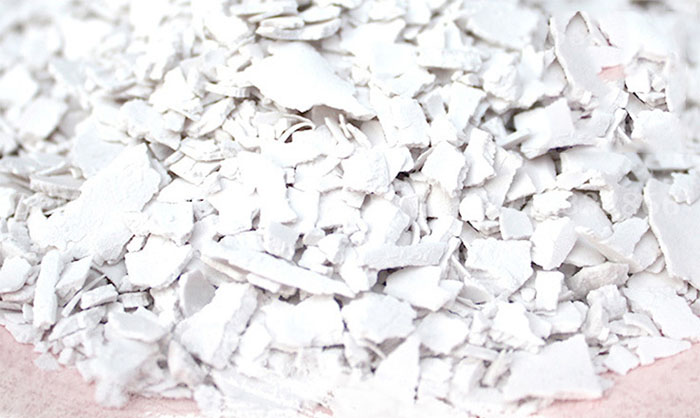  藕粉屬一種堿性的物料，所以對(duì)于普通振動(dòng)篩的選擇就需要注意其材質(zhì)方面。