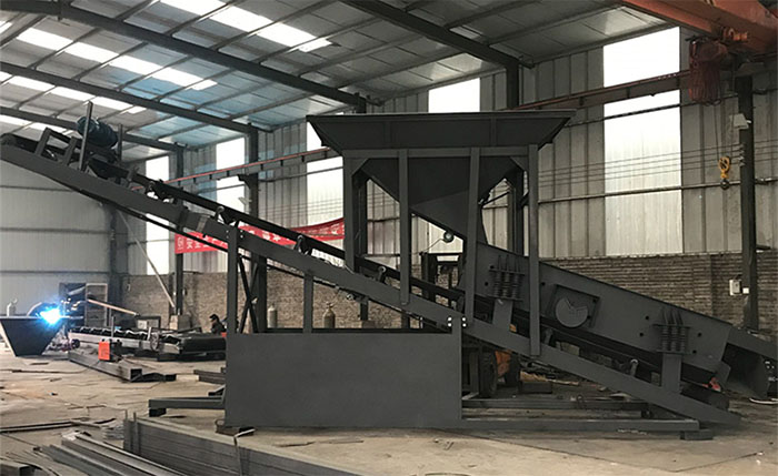 振動(dòng)篩沙機(jī)產(chǎn)品概述：該產(chǎn)品比較適合河道篩沙，沙場(chǎng)篩沙，篩分效率高，經(jīng)久耐用，不易損壞。