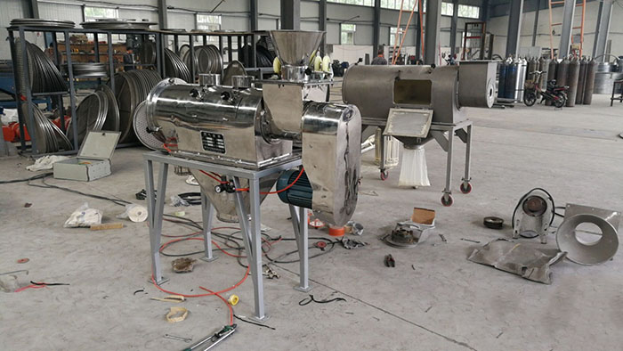 氣旋篩分機的特點：全不銹鋼材質(zhì)選擇，使用壽命更加長久，防腐蝕，防酸堿性強。