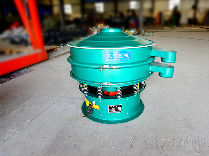  圓形振動篩采用碳鋼材質(zhì)價格便宜，使用便利，篩分效果好。