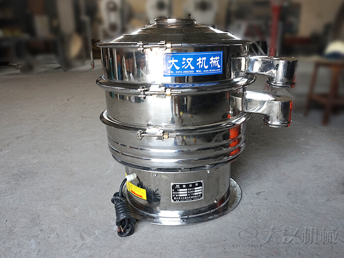 醫(yī)藥振動篩主要采用的是304不銹鋼振動篩，優(yōu)勢：設(shè)備干凈衛(wèi)生，不易生銹，使用壽命長久，經(jīng)久耐用。