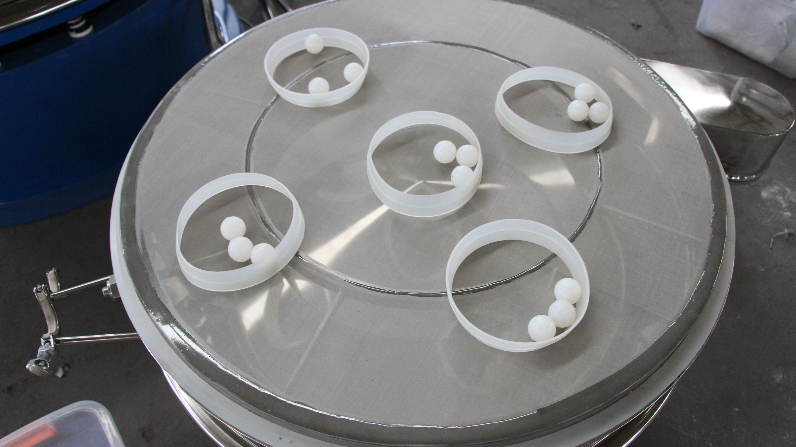 醫(yī)藥振動篩：篩架彈跳球，擋球環(huán)等。