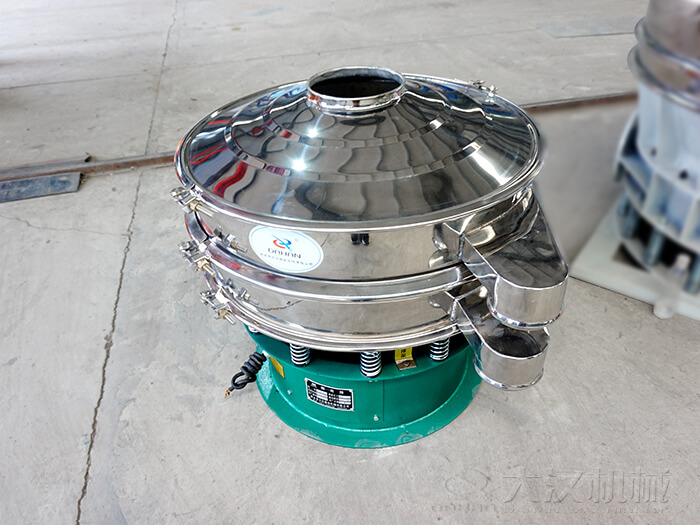  圓形旋振篩材質(zhì)由：不銹鋼+碳鋼，全碳鋼，全不銹鋼三種不同材質(zhì)可供選擇。