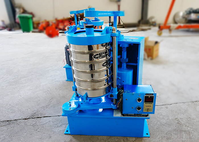 拍擊篩具有水平圓周運(yùn)動和垂直敲擊運(yùn)動，下料快、不易堵塞